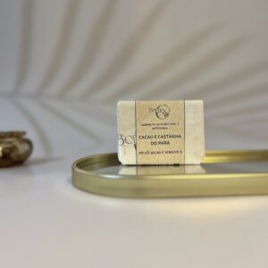 alt="sabonete natural para pele sensivel cold process Bergo Botica com cacau castanha do para amendoas e laranja doce"