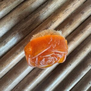 alt="sabonete esfoliante natural artesanal cúrcuma laranja bucha vegetal Bergo Botica"