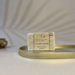 alt="sabonete natural para acne cold process Bergo Botica com copaiba ucuuba argila verde semente de uva e amendoas"